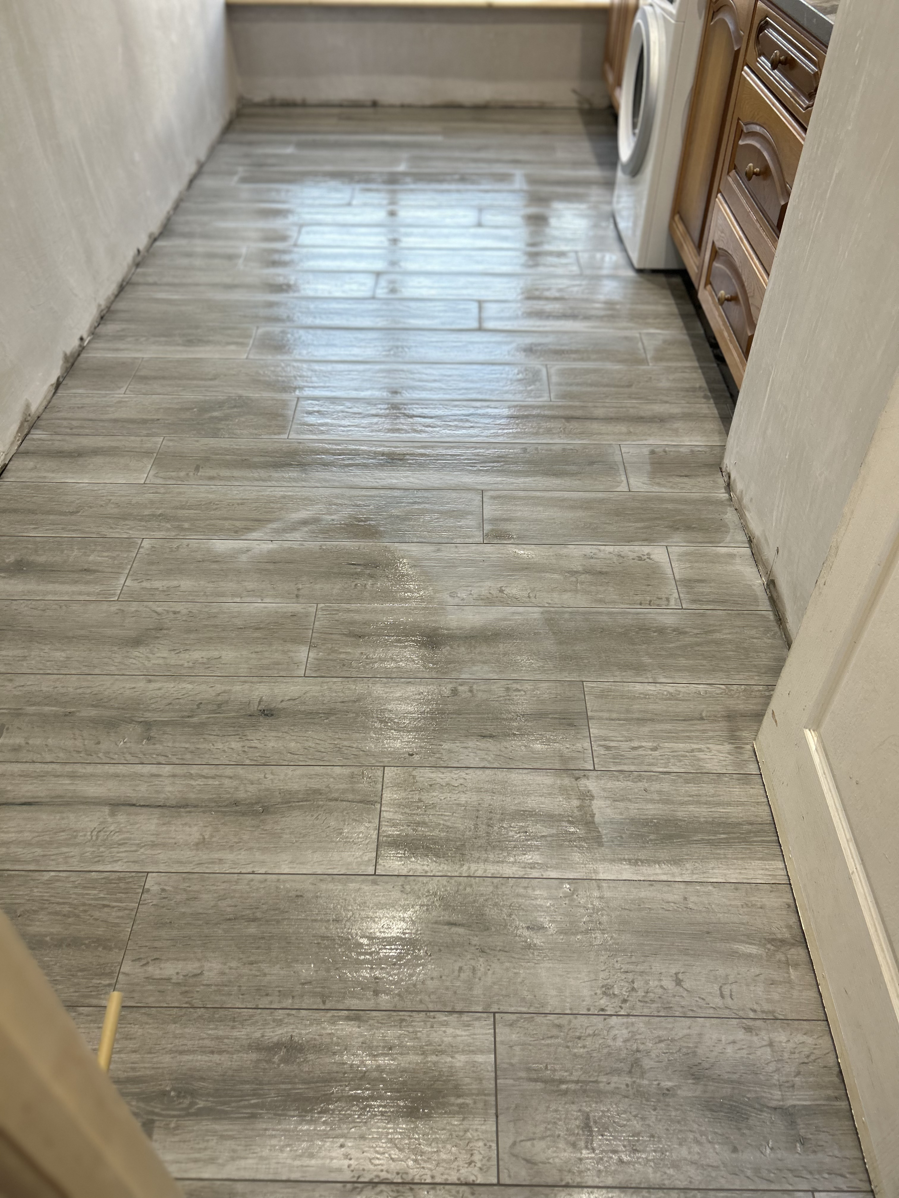 Tiling in a hallway with a wood effect
